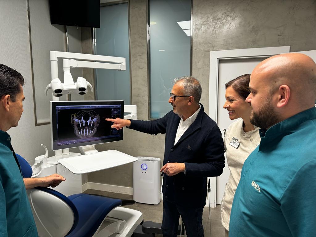 Equipo Implantología con Mallas subperiósticas MAEX Clínica Cuevas Queipo.